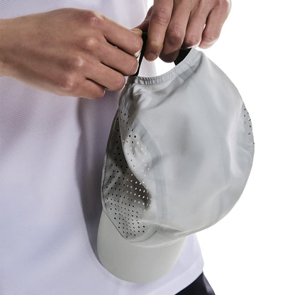 Male Model showing the On Lightweight Cap Colour Glacier back clip 
