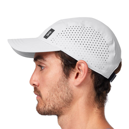 Male Model wearing the On Lightweight Cap Colour grey - Close up 