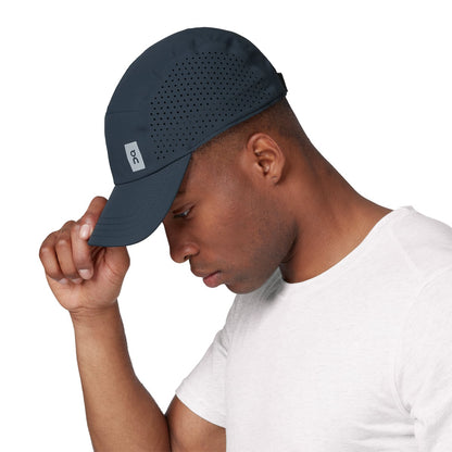 Male Model wearing the On Lightweight Cap Colour navy - Close up peak 