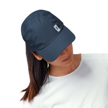 Female Model wearing the On Lightweight Cap Colour navy - Close up peak 