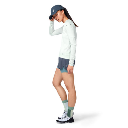 Female Model wearing the On Lightweight Cap Colour navy - Side Angle 