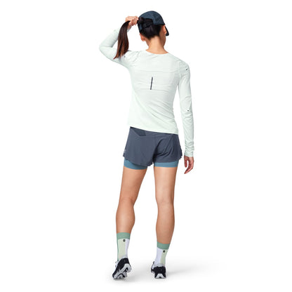 Female Model wearing the On Lightweight Cap Colour navy - Back View 